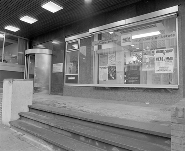 884036 Gezicht op de onderpui van het kantoorgebouw Burgemeester Reigerstraat 89 te Utrecht (kantoor voor de ...